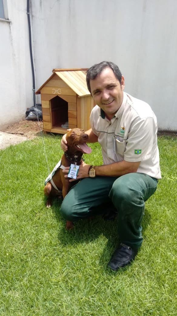 Gerente Daniel Trindade e o cão Stopa 